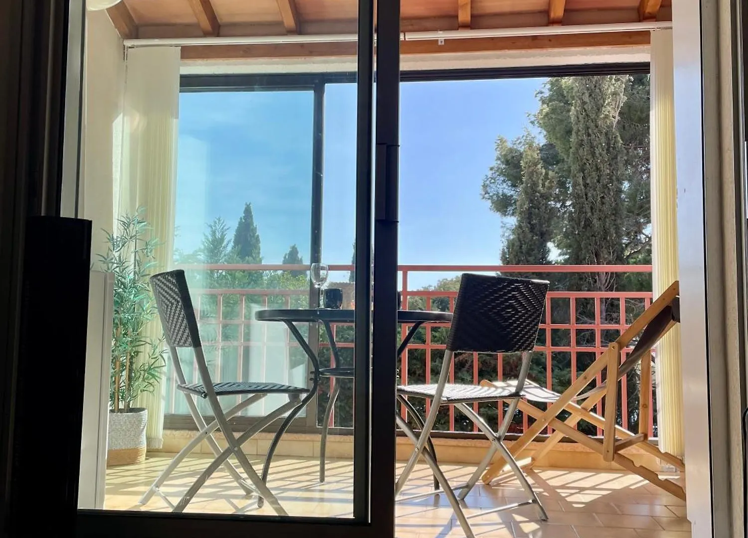 Joli Appartement En Bordure De Mer A 15 Minutes Du Port De Bandol